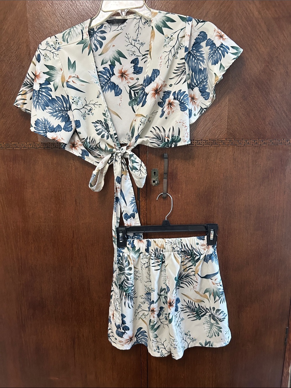 SHEIN Tropical Floral Tie-Front Crop Top & Shorts Set - Ivory Blue Green size XS